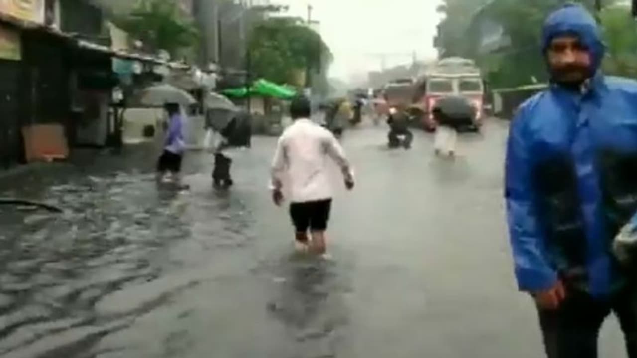 రోడ్లు జలమయం, పట్టాలపైకి నీరు: ముంబైలో స్తంభించిన రవాణా రోడ్లు జలమయం, పట్టాలపైకి నీరు: ముంబైలో స్తంభించిన రవాణా