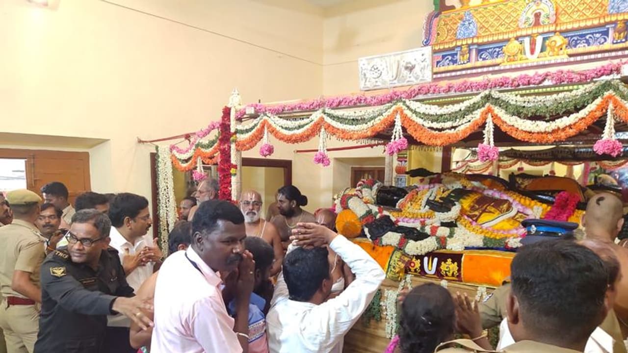 பக்தர்களே.. காஞ்சிபுரம் அத்தி வரதர் தரிசன நேரம் மாற்றம்..! நோட் பண்ணிக்கோங்க..! பக்தர்களே.. காஞ்சிபுரம் அத்தி வரதர் தரிசன நேரம் மாற்றம்..! நோட் பண்ணிக்கோங்க..!