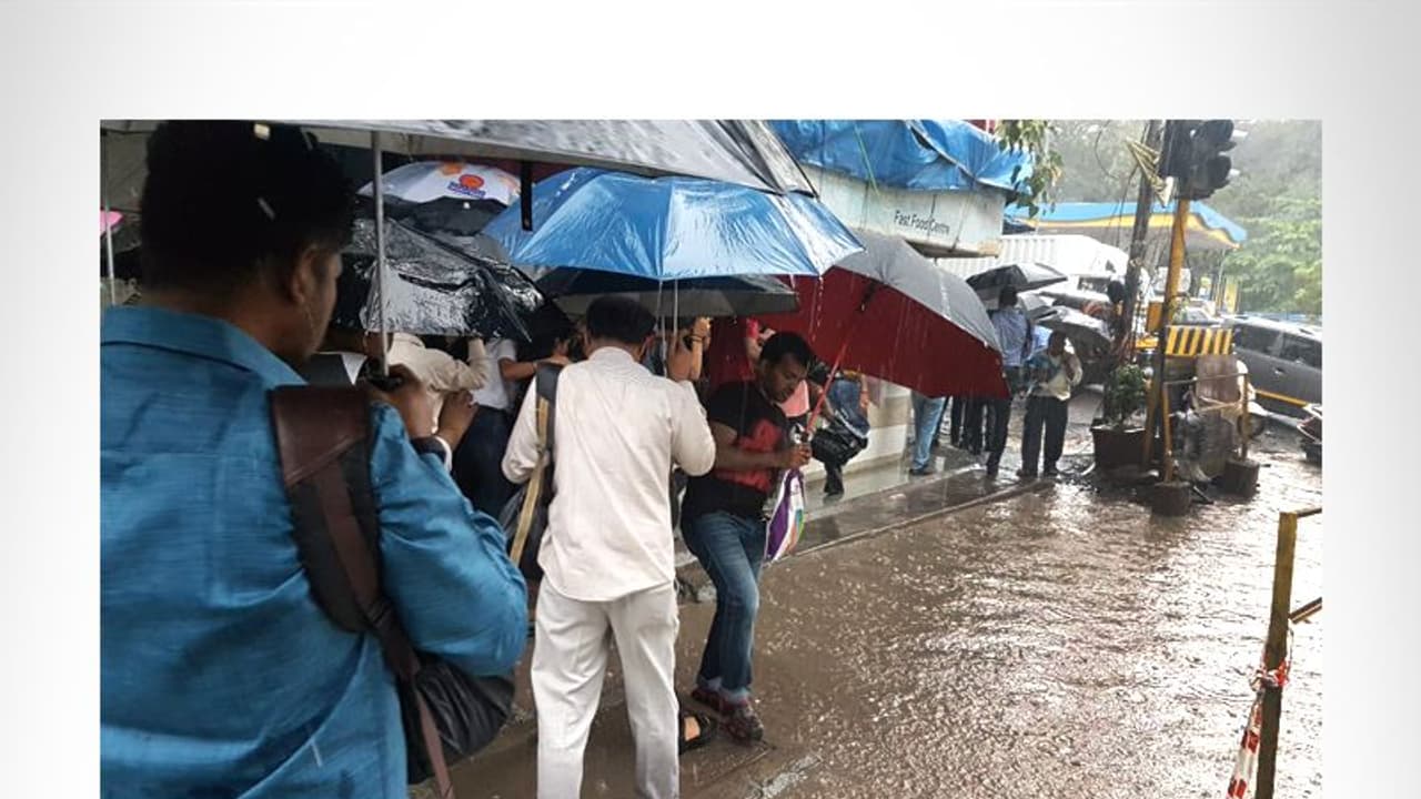 தமிழகத்தில் மழை..! ஆனால் இந்த 4 இடங்களில் மட்டும் தான் பொழியுமாம்..! தமிழகத்தில் மழை..! ஆனால் இந்த 4 இடங்களில் மட்டும் தான் பொழியுமாம்..!