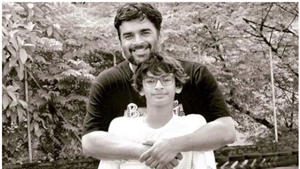 വേദാന്തിന് ദേശീയ മെഡല്; മകന്റെ വീഡിയോ പങ്കുവച്ച് നടൻ മാധവൻ വേദാന്തിന് ദേശീയ മെഡല്; മകന്റെ വീഡിയോ പങ്കുവച്ച് നടൻ മാധവൻ