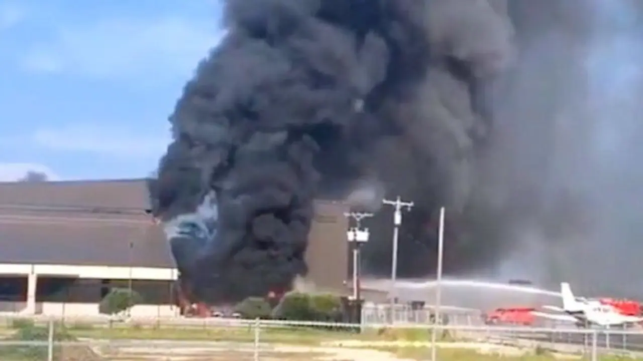 US: 10 killed after small plane crashes into hangar in Dallas US: 10 killed after small plane crashes into hangar in Dallas