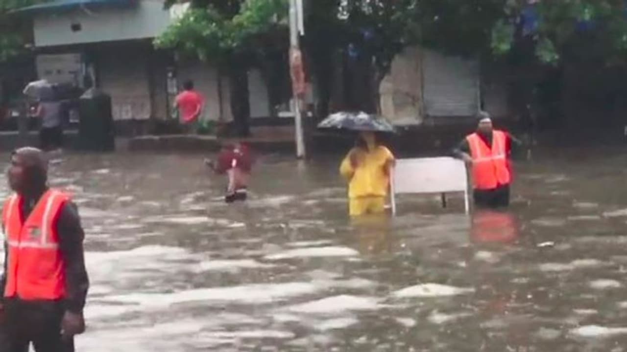প্রবল বর্ষণে জলমগ্ন মুম্বই, ব্যহত রেল চলাচল, সড়কপথে জানজট