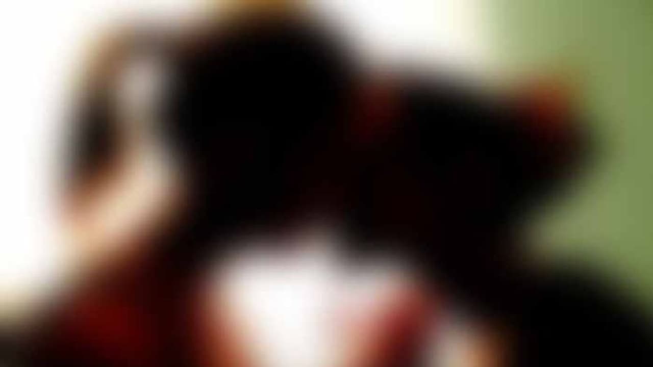 వారం క్రితం పెళ్లి.. స్నేహితురాలితో లేచిపోయిన నవవధువు, కారణమిదే వారం క్రితం పెళ్లి.. స్నేహితురాలితో లేచిపోయిన నవవధువు, కారణమిదే