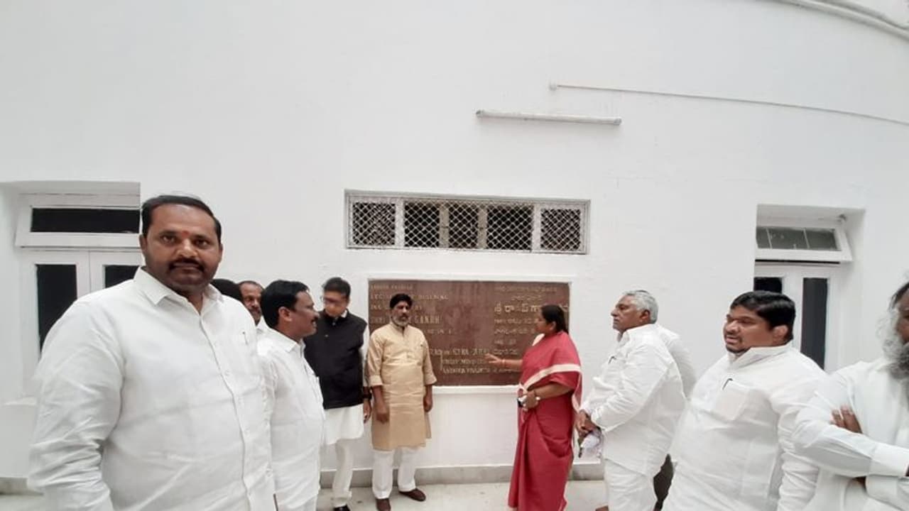 కేసీఆర్ ది దుర్మార్గపు ఆలోచన: సచివాలయ మార్పుపై మల్లు భట్టి (వీడియో) కేసీఆర్ ది దుర్మార్గపు ఆలోచన: సచివాలయ మార్పుపై మల్లు భట్టి (వీడియో)