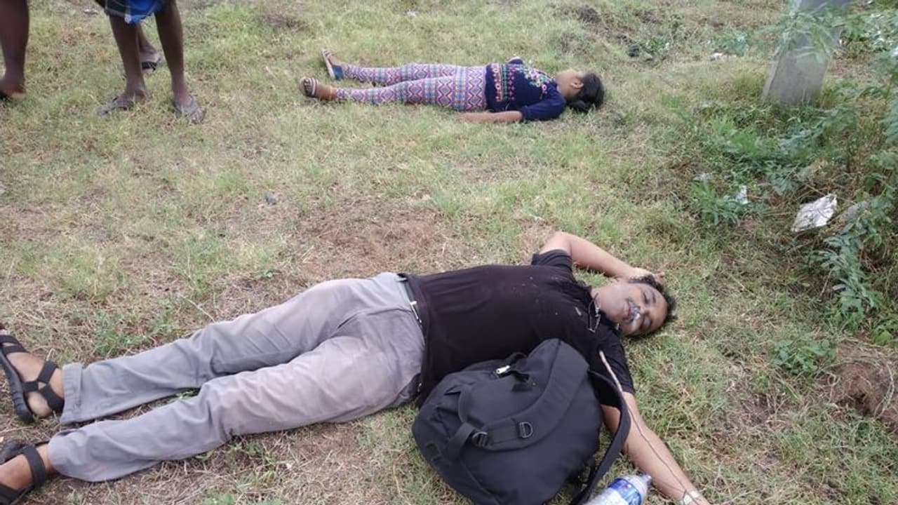 வாயில் நுரை தள்ளிய நிலையில் பிணமாக தந்தை,மகள்... சாலையோரத்தில் பரிதாபமாக கிடந்த சோகம்!! வாயில் நுரை தள்ளிய நிலையில் பிணமாக தந்தை,மகள்... சாலையோரத்தில் பரிதாபமாக கிடந்த சோகம்!!