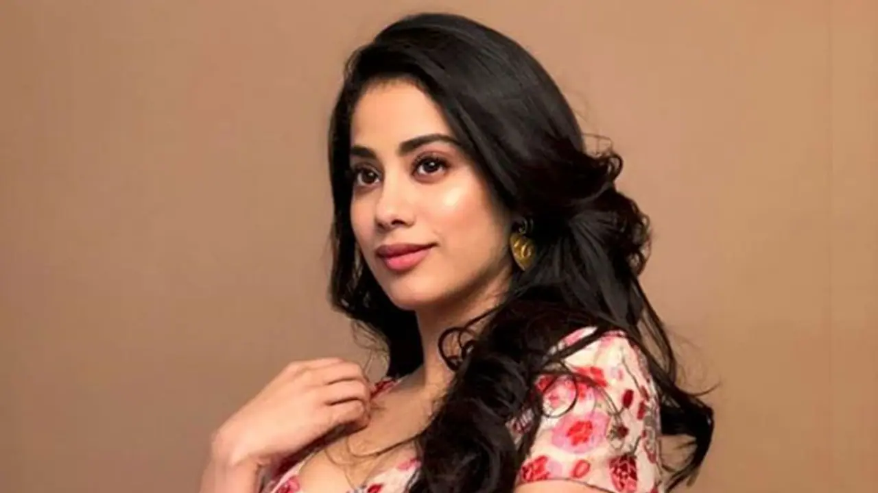 బికినీ షో : అప్పుడు ప్రియాంకా ఇప్పుడు జాన్వీకపూర్! బికినీ షో : అప్పుడు ప్రియాంకా ఇప్పుడు జాన్వీకపూర్!