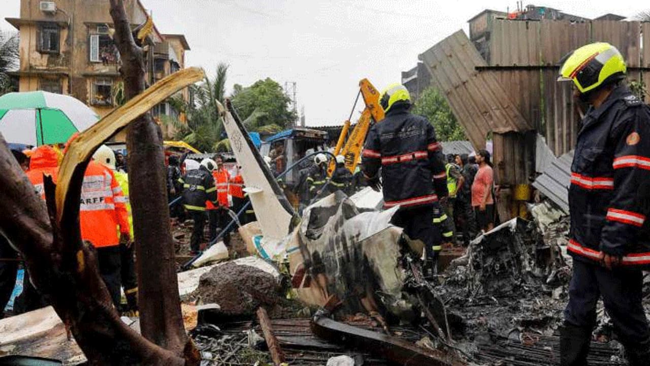 ఘోర ప్రమాదం...ఇళ్లపై కూలిన విమానం ఘోర ప్రమాదం...ఇళ్లపై కూలిన విమానం