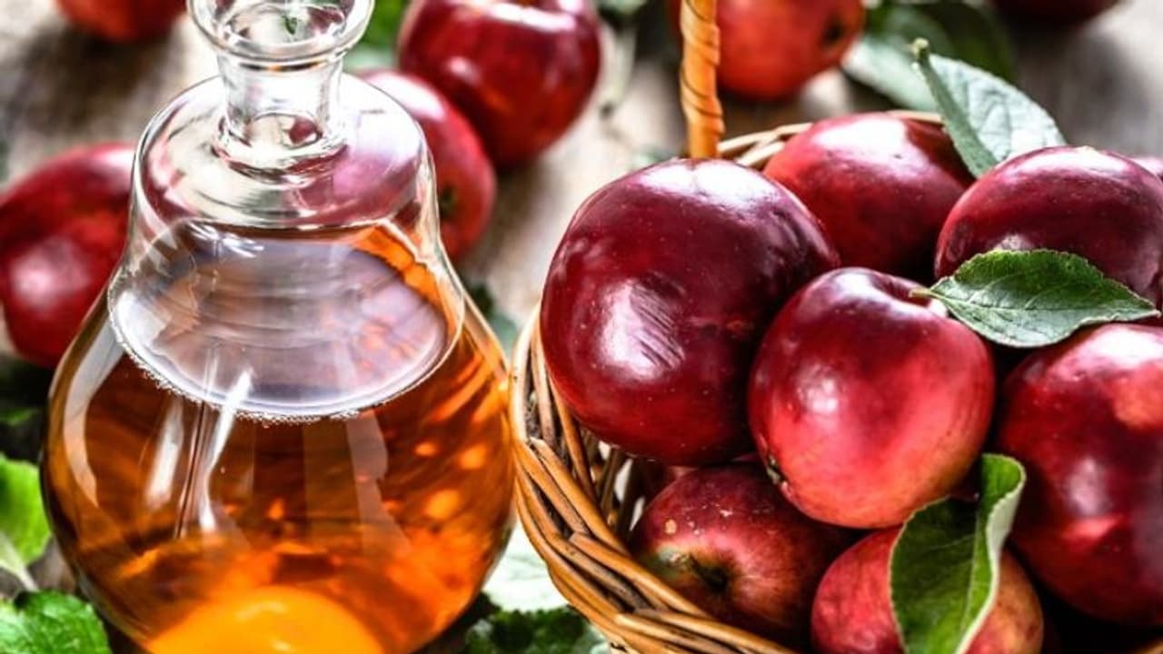 ആപ്പിള് സിഡര് വിനഗര് കുടിക്കുമ്പോള് ശ്രദ്ധിക്കേണ്ട കാര്യങ്ങള് ആപ്പിള് സിഡര് വിനഗര് കുടിക്കുമ്പോള് ശ്രദ്ധിക്കേണ്ട കാര്യങ്ങള്