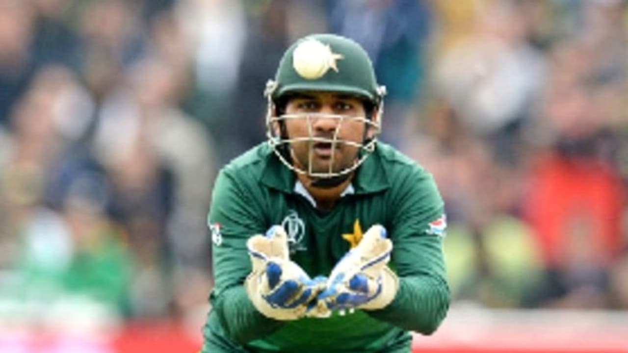 ধোনিকে নকলের চেষ্টা, ফের হাসির খোরাক হলেন সরফরাজ দেখুন ভিডিও ধোনিকে নকলের চেষ্টা, ফের হাসির খোরাক হলেন সরফরাজ দেখুন ভিডিও