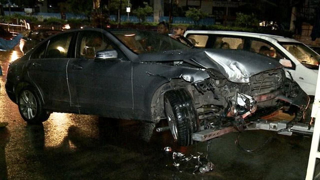 నగరంలో అర్థరాత్రి కారు బీభత్సం నగరంలో అర్థరాత్రి కారు బీభత్సం