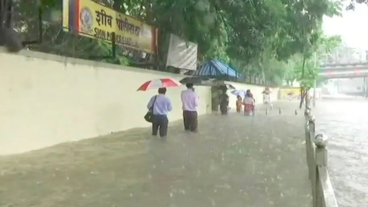 মুম্বইতে প্রবল বর্ষণের জের, বাতিল হাওড়া শালিমার সহ একগুচ্ছ ট্রেন