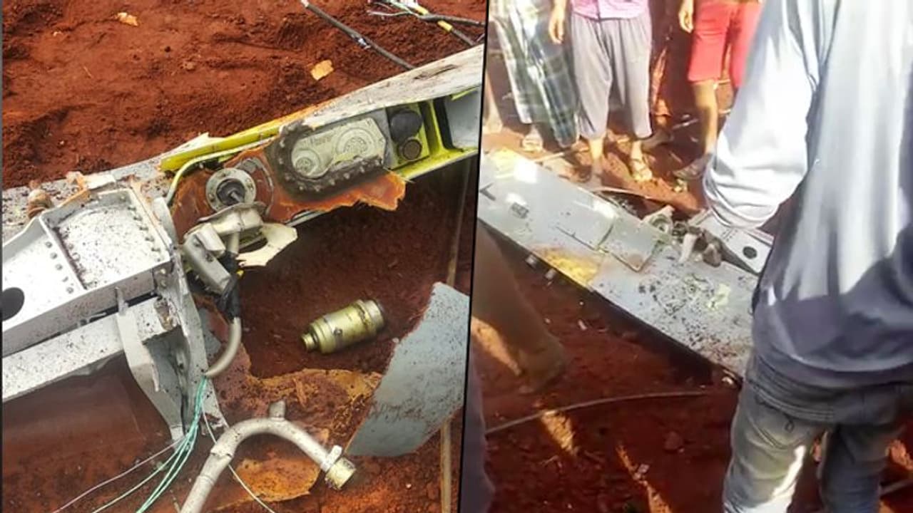 ತೇಜಸ್ ವಿಮಾನದಿಂದ ಉರುಳಿ ಬಿತ್ತು 1200 ಲೀ. ಇಂಧನದ ಟ್ಯಾಂಕ್! ತೇಜಸ್ ವಿಮಾನದಿಂದ ಉರುಳಿ ಬಿತ್ತು 1200 ಲೀ. ಇಂಧನದ ಟ್ಯಾಂಕ್!