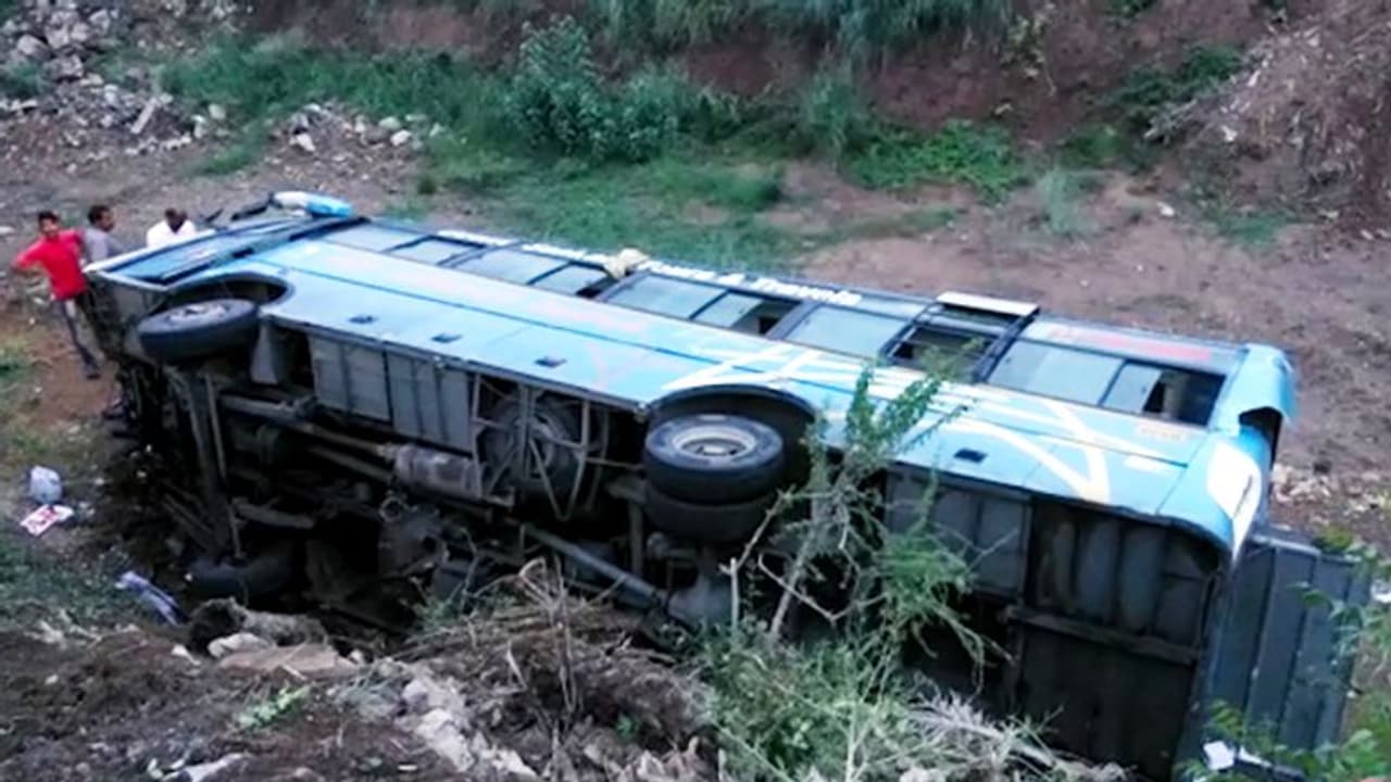 జనగామ: బోల్తాపడిని ఆర్టిసి బస్సు... 10మంది ప్రయాణికులకు గాయాలు జనగామ: బోల్తాపడిని ఆర్టిసి బస్సు... 10మంది ప్రయాణికులకు గాయాలు