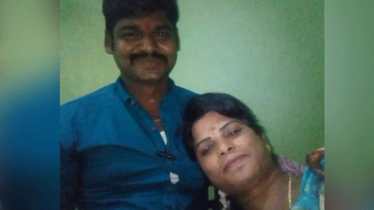 காதல் மனைவியை விட்டுவிட்டு திருநங்கையுடன் 3 ஆண்டுகளாக கும்மாளம்... டிக் டாக்கில் சிக்கிய கணவர்..! காதல் மனைவியை விட்டுவிட்டு திருநங்கையுடன் 3 ஆண்டுகளாக கும்மாளம்... டிக் டாக்கில் சிக்கிய கணவர்..!