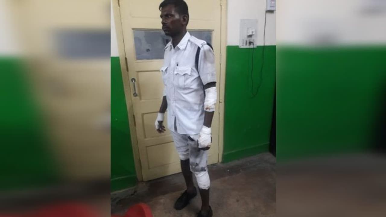 পার্কসার্কাসে দাদাগিরি, পুলিশকে ১০০মিটার টেনে নিয়ে গেল বেপরোয়া বাইকবাজ পার্কসার্কাসে দাদাগিরি, পুলিশকে ১০০মিটার টেনে নিয়ে গেল বেপরোয়া বাইকবাজ