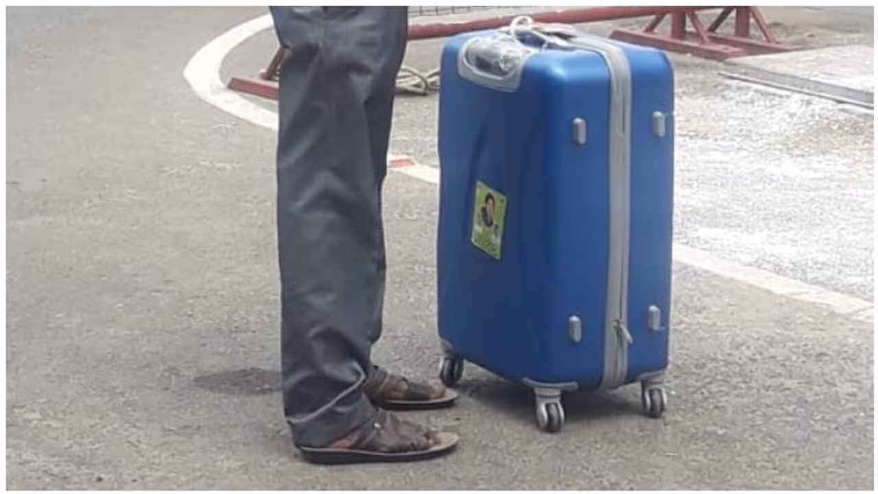 పీకల దాకా తాగి హైడ్ అండ్ సీక్: బాయ్ఫ్రెండ్ను సూట్కేసులో పెట్టి కునుకు పీకల దాకా తాగి హైడ్ అండ్ సీక్: బాయ్ఫ్రెండ్ను సూట్కేసులో పెట్టి కునుకు