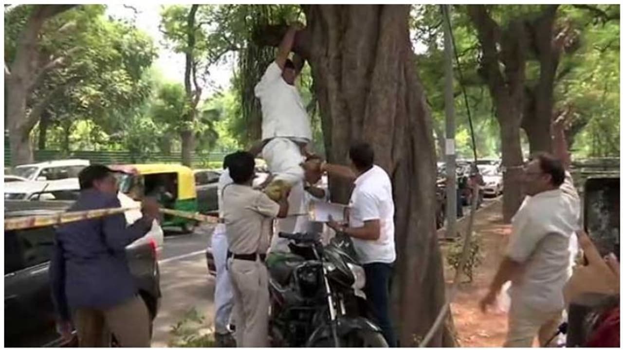 ಅಧ್ಯಕ್ಷಗಿರಿ ಬಿಡ್ಬೇಡಿ.. ಕಾಂಗ್ರೆಸ್ ಕಚೇರಿ ಎದುರೆ ನೇಣು ಹಾಕಿಕೊಳ್ಳಲು ಮುಂದಾದ! ಅಧ್ಯಕ್ಷಗಿರಿ ಬಿಡ್ಬೇಡಿ.. ಕಾಂಗ್ರೆಸ್ ಕಚೇರಿ ಎದುರೆ ನೇಣು ಹಾಕಿಕೊಳ್ಳಲು ಮುಂದಾದ!