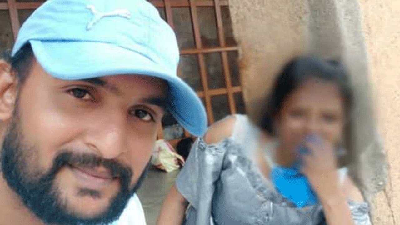 தங்கையின் காதலனை பீர் பாட்டிலால் சதக் சதக் குத்திய கொடூர அண்ணன்..! தங்கையின் காதலனை பீர் பாட்டிலால் சதக் சதக் குத்திய கொடூர அண்ணன்..!