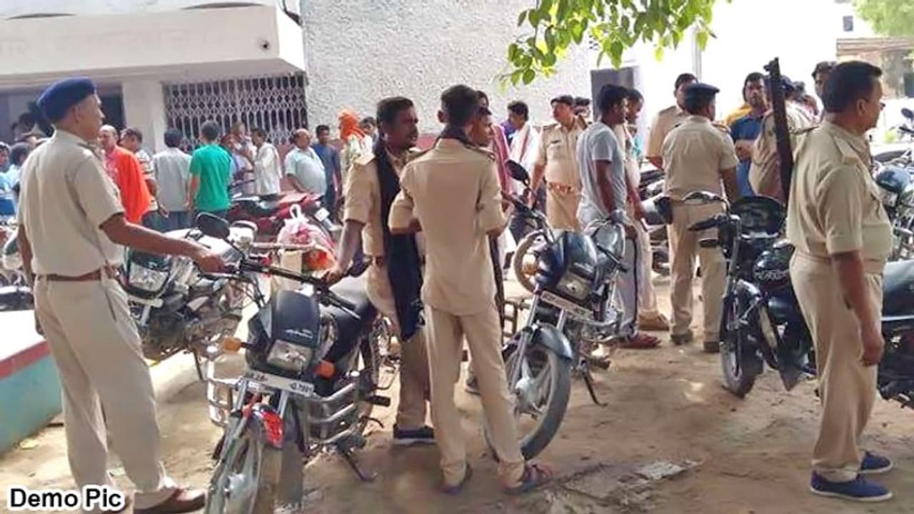 कारोबारी के बेटे से दिनदहाड़े 6 लाख की लूट, फायरिंग से इलाके में दहशत कारोबारी के बेटे से दिनदहाड़े 6 लाख की लूट, फायरिंग से इलाके में दहशत