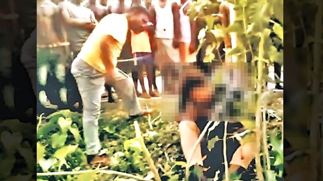 चोरी के शक में युवक को खंभे से बांधकर पीटा, बिना इलाज पुलिस ने जेल में डाला मौत चोरी के शक में युवक को खंभे से बांधकर पीटा, बिना इलाज पुलिस ने जेल में डाला मौत