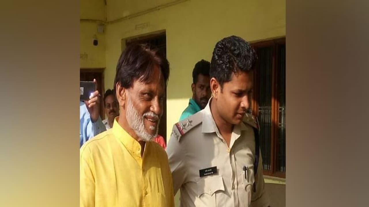 पार्षद ने घर में घुसकर किया था नाबालिग से रेप, 3 महीने बाद हंसते हुए पहुंचा सरेंडर करने पार्षद ने घर में घुसकर किया था नाबालिग से रेप, 3 महीने बाद हंसते हुए पहुंचा सरेंडर करने