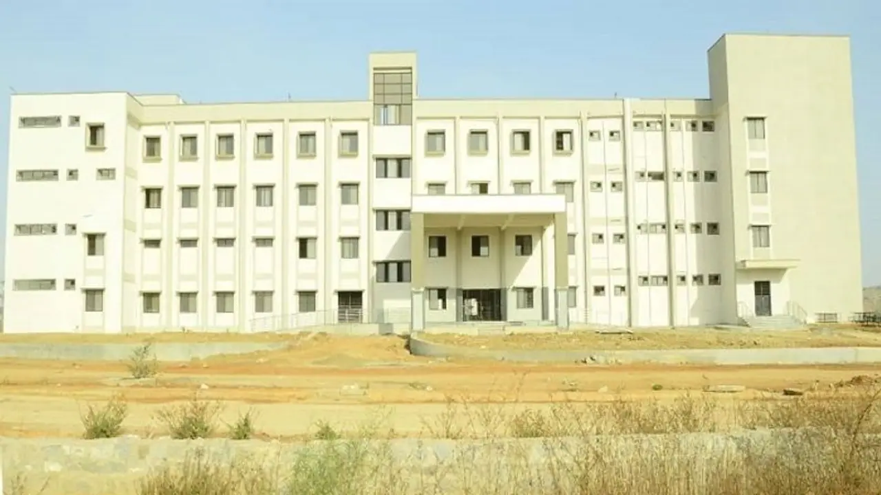 ಯಾದಗಿರಿ ಗೋಳು: ಪಕ್ಷದ ಮಾತ್ ಬಿಡ್ರಿ.. ಮೆಡಿಕಲ್ ಕಾಲೇಜಿಗಾದ್ರೂ ಒಂದಾಗ್ರಿ ! ಯಾದಗಿರಿ ಗೋಳು: ಪಕ್ಷದ ಮಾತ್ ಬಿಡ್ರಿ.. ಮೆಡಿಕಲ್ ಕಾಲೇಜಿಗಾದ್ರೂ ಒಂದಾಗ್ರಿ !