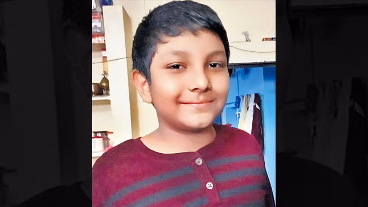 एस्केलेटर में फंसकर 30 फीट ऊंचाई से गिरा 12 साल का बच्चा, स्पॉट पर मौत एस्केलेटर में फंसकर 30 फीट ऊंचाई से गिरा 12 साल का बच्चा, स्पॉट पर मौत