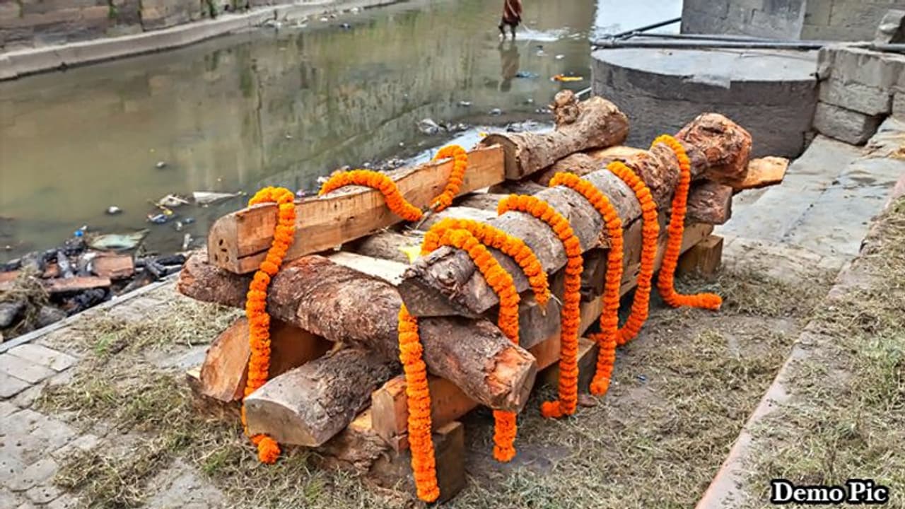 पुलिस ने रुकवाया अंतिम संस्कार, कारण जान हर कोई था हैरान पुलिस ने रुकवाया अंतिम संस्कार, कारण जान हर कोई था हैरान