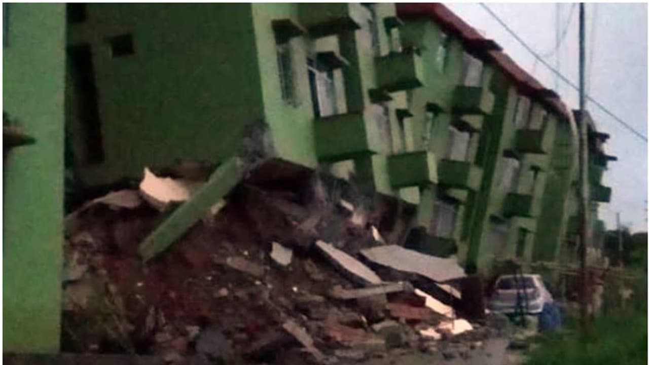 മിസോറാമില് മണ്ണിടിച്ചിലില് കെട്ടിടങ്ങള് തകര്ന്ന് മൂന്ന് പേര് മരിച്ചു, ഒമ്പത് പേര്ക്ക് പരിക്ക് മിസോറാമില് മണ്ണിടിച്ചിലില് കെട്ടിടങ്ങള് തകര്ന്ന് മൂന്ന് പേര് മരിച്ചു, ഒമ്പത് പേര്ക്ക് പരിക്ക്