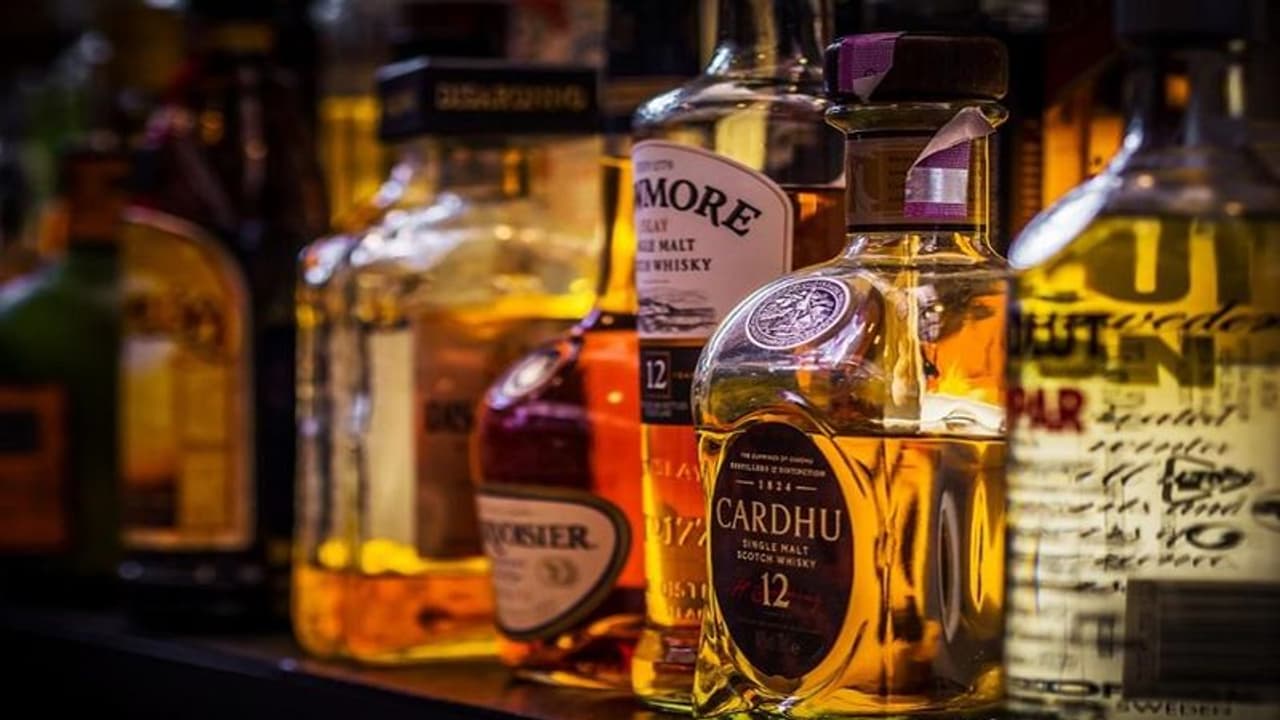 यूपी में लॉकडाउन में भी छलकाएं जाम, अब रोज खुलेंगी शराब की दुकानें यूपी में लॉकडाउन में भी छलकाएं जाम, अब रोज खुलेंगी शराब की दुकानें