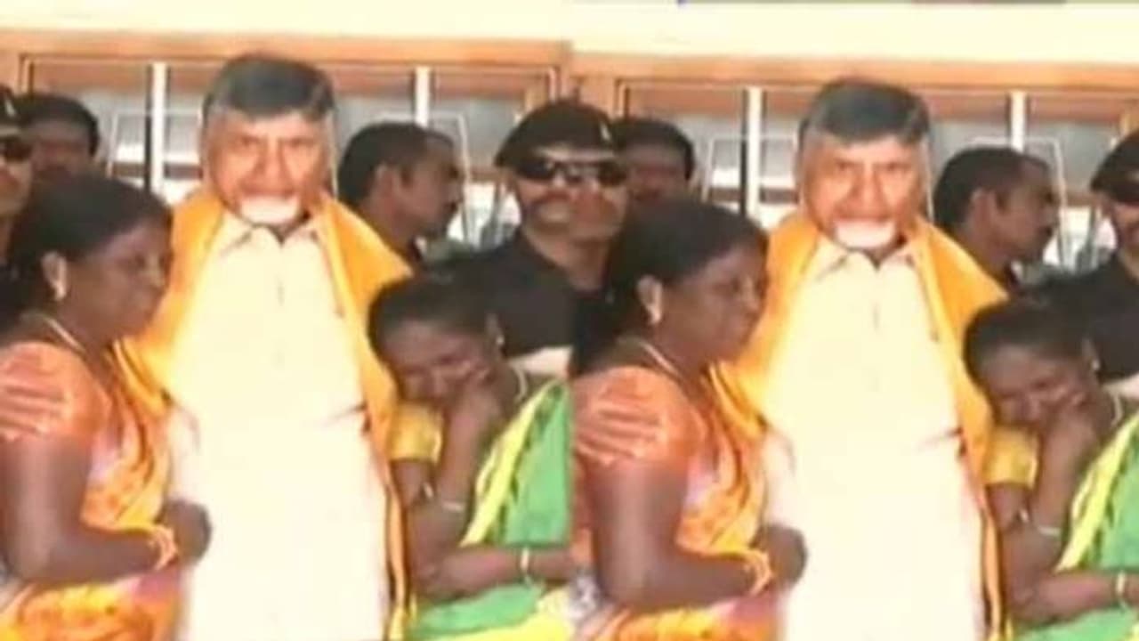 బాబును చూడగానే ఉద్వేగం: పార్టీ ఓడిపోయిందంటూ విలపించిన మహిళలు బాబును చూడగానే ఉద్వేగం: పార్టీ ఓడిపోయిందంటూ విలపించిన మహిళలు