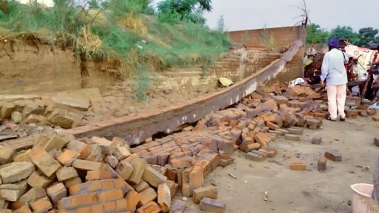 भारी बारिश से झोपड़ी पर गिरी प्लॉट की दीवार, 70 वर्षीय महिला की दबने से मौत भारी बारिश से झोपड़ी पर गिरी प्लॉट की दीवार, 70 वर्षीय महिला की दबने से मौत