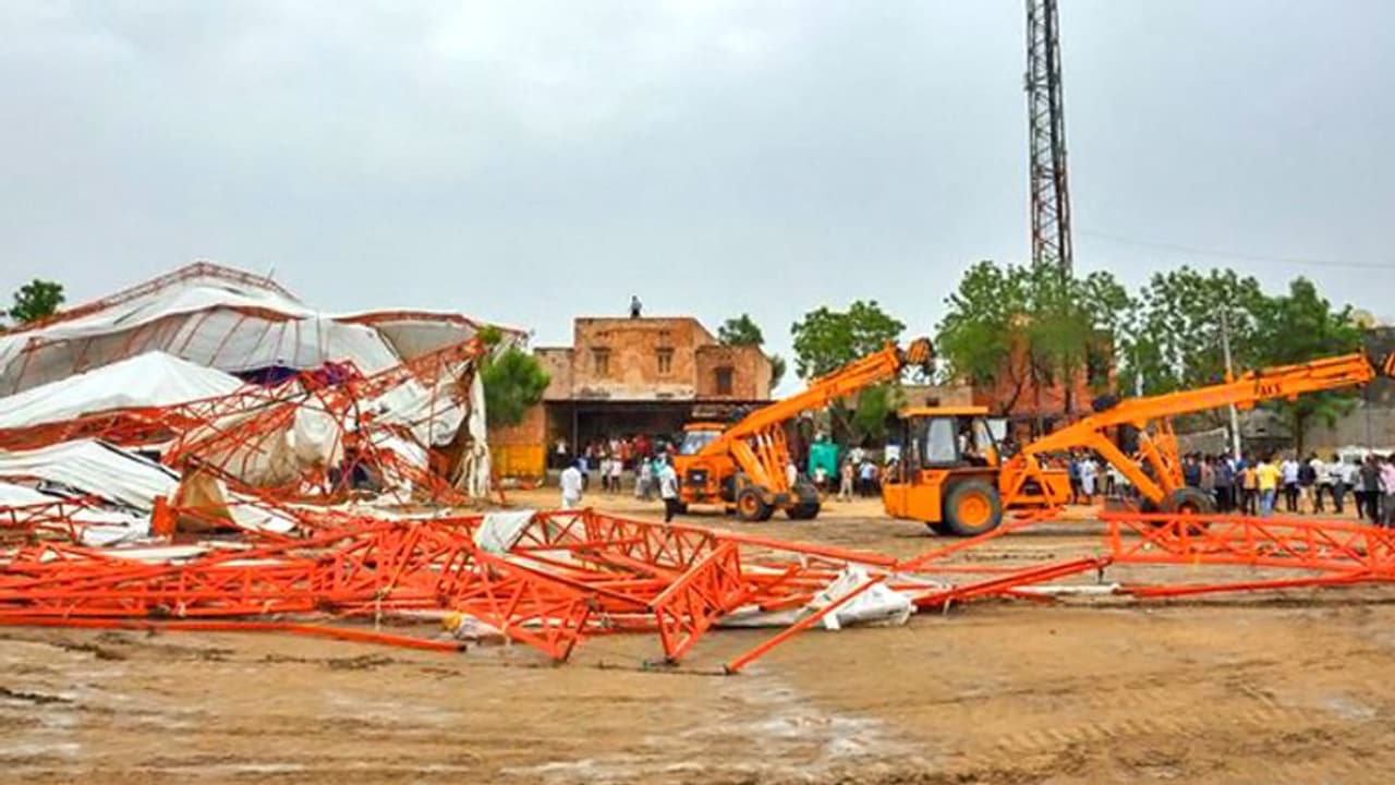 बाड़मेर पंडाल हादसा: मृतकों की संख्या बढ़कर 15 हुई, पीड़ितों से मिलने पहुंचे CM गहलोत बाड़मेर पंडाल हादसा: मृतकों की संख्या बढ़कर 15 हुई, पीड़ितों से मिलने पहुंचे CM गहलोत