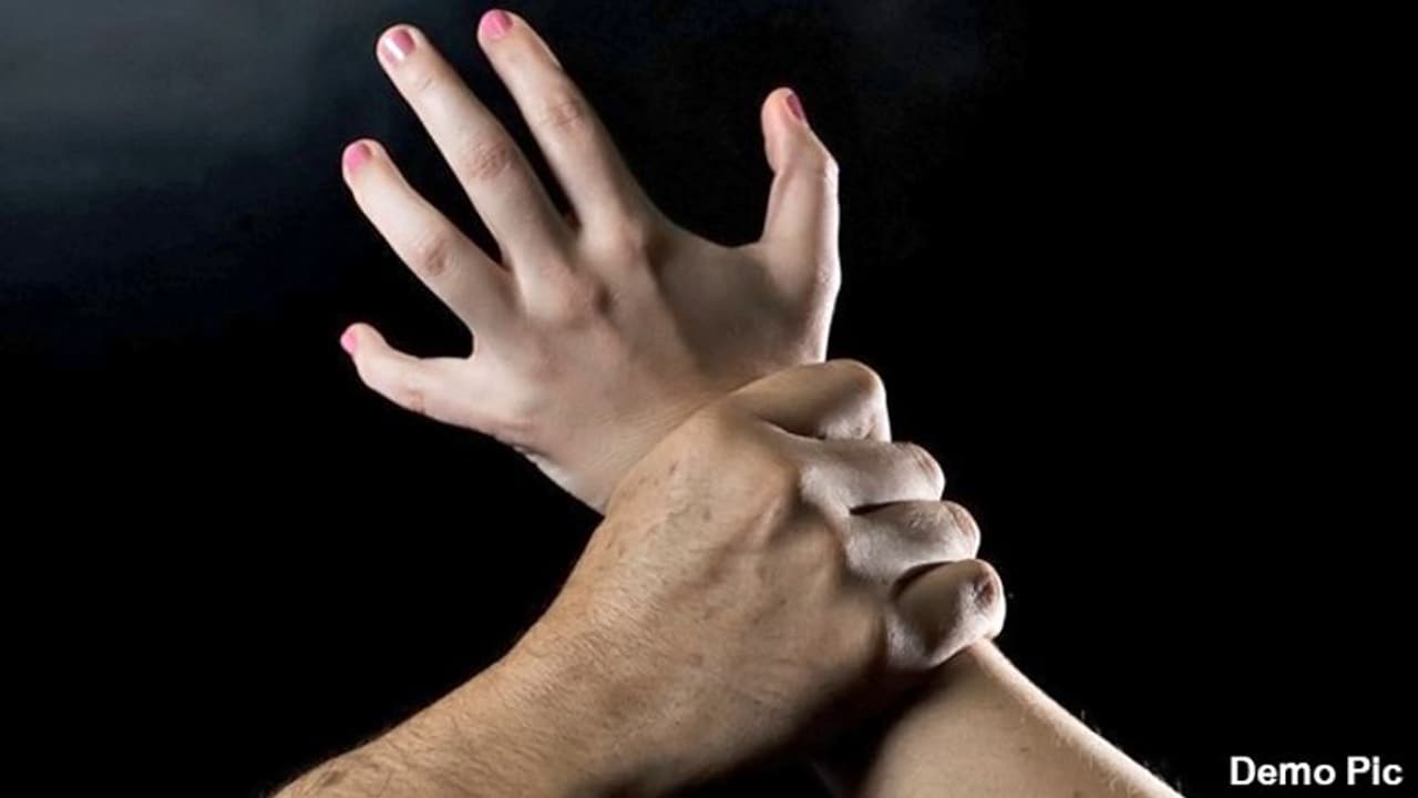 दहेज लोभियों ने महिला की जिंदगी को बनाया नर्क, धमकी देने फौजी पति पिस्तौल लेकर घूमता है दहेज लोभियों ने महिला की जिंदगी को बनाया नर्क, धमकी देने फौजी पति पिस्तौल लेकर घूमता है