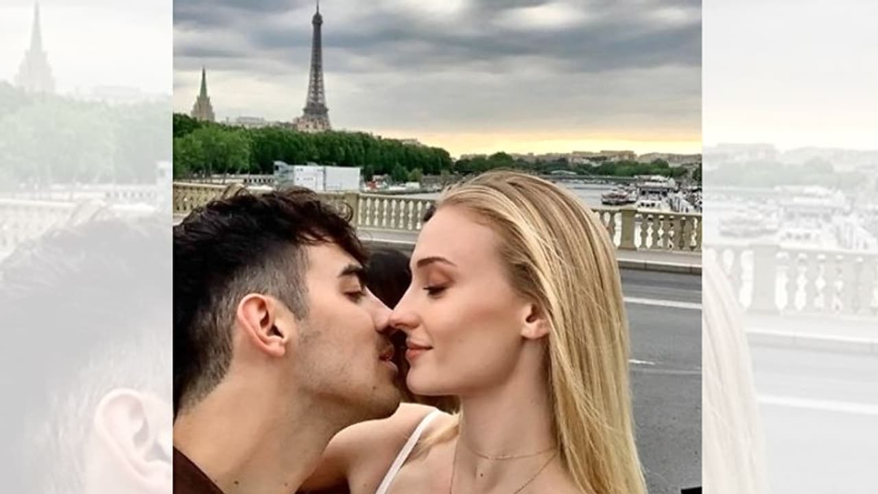 प्रियंका की जेठानी ने शेयर की अपने हसबैंड को KISS करते फोटो प्रियंका की जेठानी ने शेयर की अपने हसबैंड को KISS करते फोटो