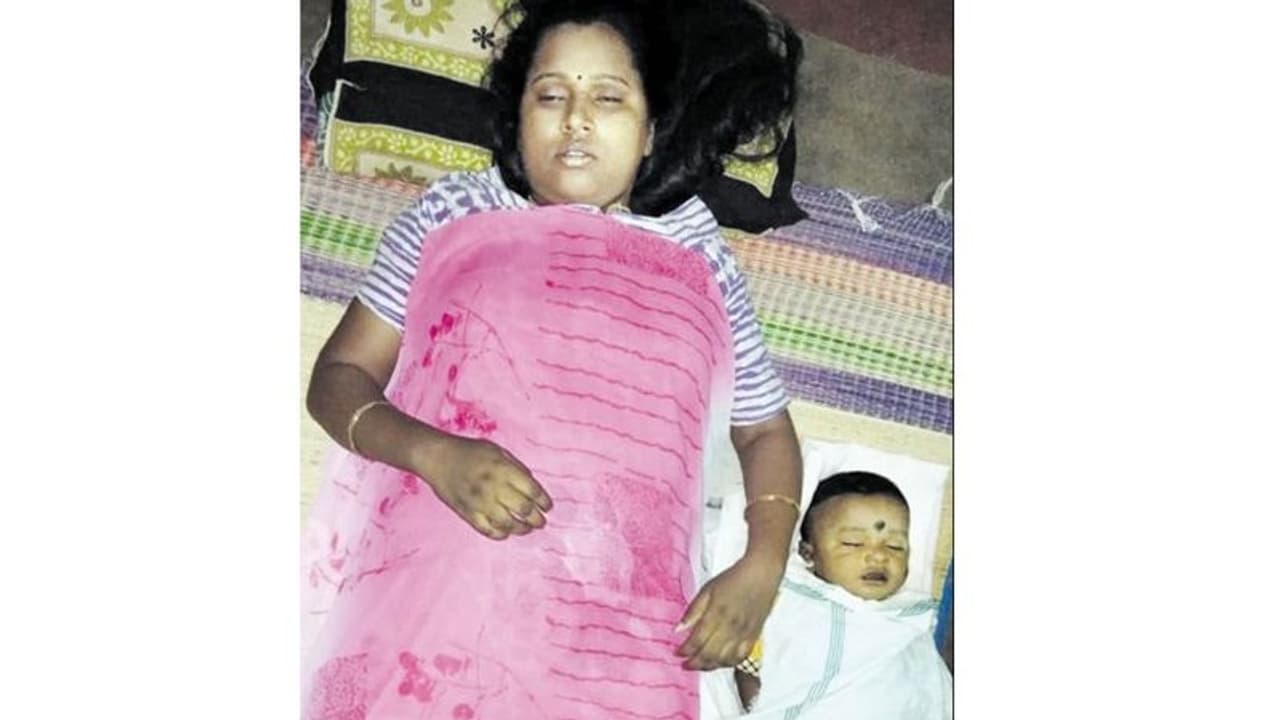 தண்ணீர் தொட்டியில் பிணமாக மகன்... படுக்கை அறையில் தூக்கில் தொங்கிய மனைவி!! ஆசை ஆசையாய் பார்க்க வந்த போலீஸ் கணவன் அதிர்ச்சி... தண்ணீர் தொட்டியில் பிணமாக மகன்... படுக்கை அறையில் தூக்கில் தொங்கிய மனைவி!! ஆசை ஆசையாய் பார்க்க வந்த போலீஸ் கணவன் அதிர்ச்சி...