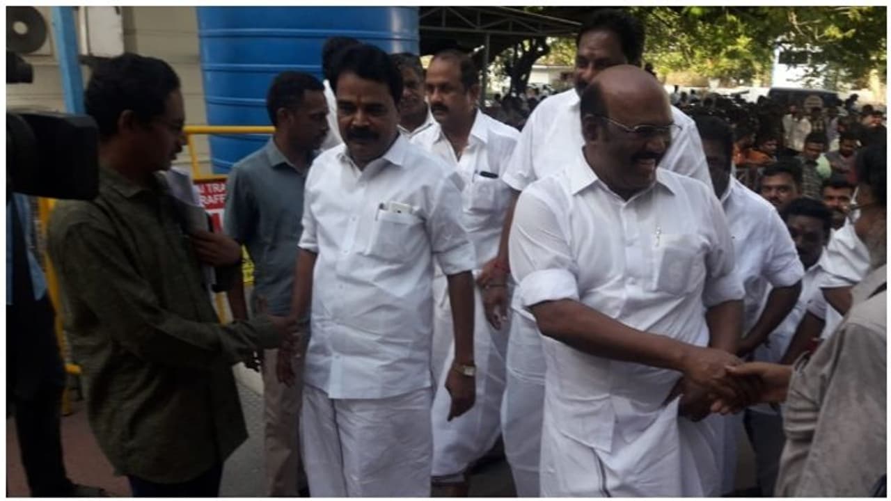 நிலைமை தெரியாம ஆட்டம் போடும் டி.டி.வி ஓரம்போயிடணும்... காலை வாரிய கலைச்செல்வன்..! நிலைமை தெரியாம ஆட்டம் போடும் டி.டி.வி ஓரம்போயிடணும்... காலை வாரிய கலைச்செல்வன்..!