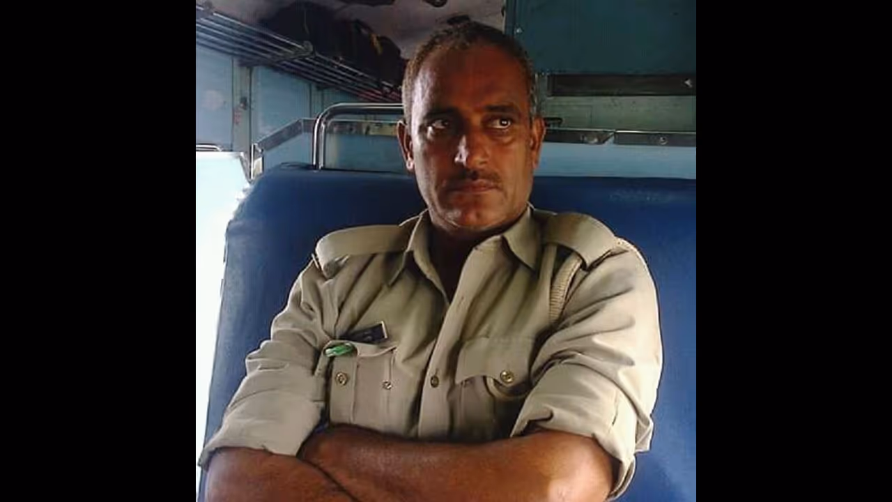 यूपी पुलिस का सिपाही बना भू माफिया, वरिष्ठ अधिकारियों ने दर्ज कराया केस यूपी पुलिस का सिपाही बना भू माफिया, वरिष्ठ अधिकारियों ने दर्ज कराया केस