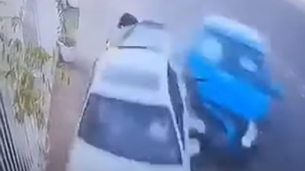 Hyderabad Accident: పల్టీలు కొడుతూ కారు బోల్తా... తాగుబోతులు ఎంత తాపీగా దిగుతున్నారో చూడండి...(సిసి వీడియో) Hyderabad Accident: పల్టీలు కొడుతూ కారు బోల్తా... తాగుబోతులు ఎంత తాపీగా దిగుతున్నారో చూడండి...(సిసి వీడియో)