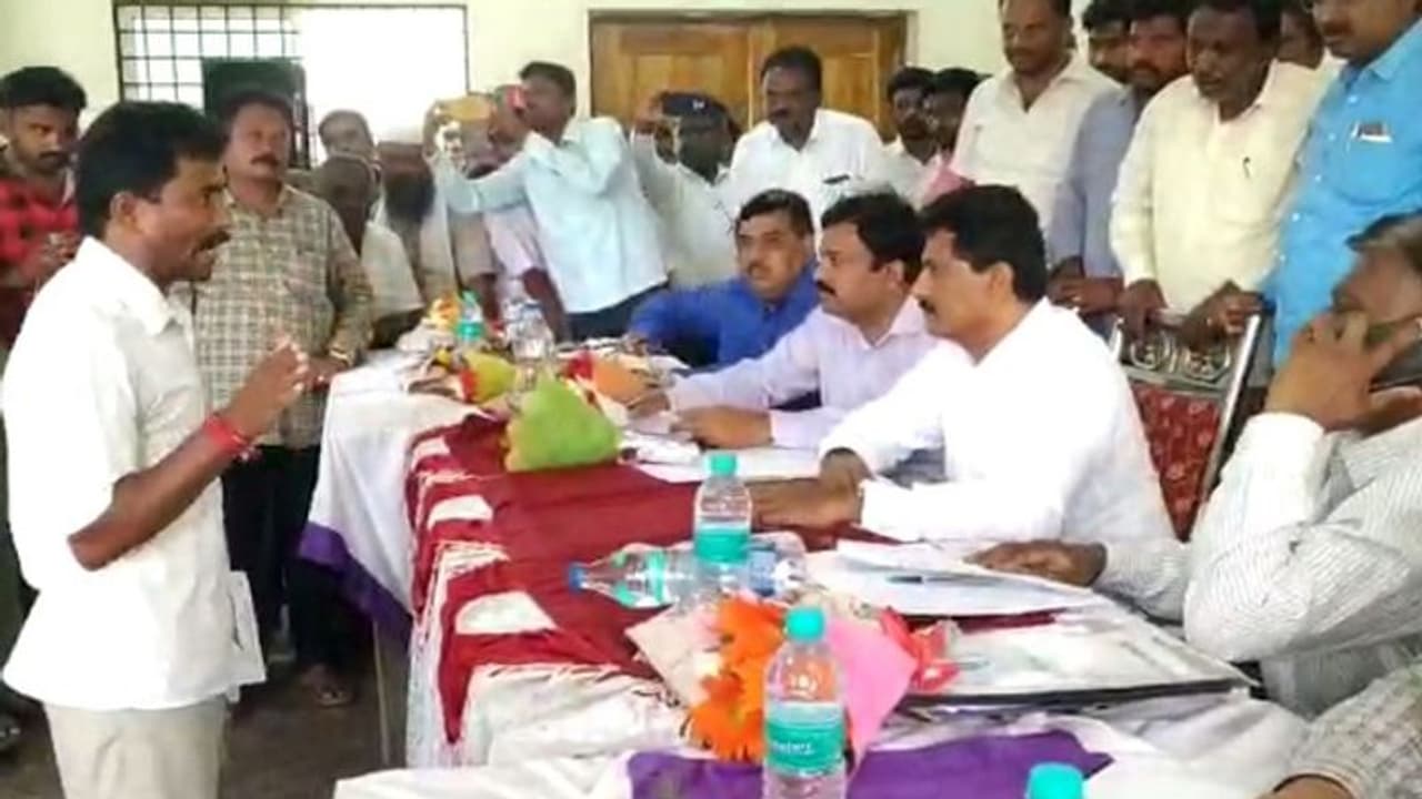 ಲಂಚಬಾಕರಿಗೆ ಬಿಸಿ ಮುಟ್ಟಿಸಿದ ಮಂಡ್ಯ ರೈತರು... ಎಲ್ಲರೂ ಹೀಗೆ ಮಾಡ್ಬೇಕ್! ಲಂಚಬಾಕರಿಗೆ ಬಿಸಿ ಮುಟ್ಟಿಸಿದ ಮಂಡ್ಯ ರೈತರು... ಎಲ್ಲರೂ ಹೀಗೆ ಮಾಡ್ಬೇಕ್!