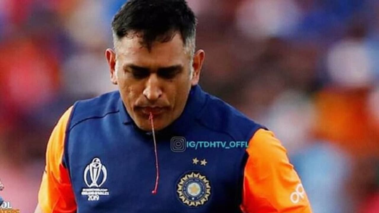 ಪಂದ್ಯದ ನಡುವೆ ರಕ್ತ ಉಗುಳಿದ ಧೋನಿ; ಭಾವುಕರಾದ ಫ್ಯಾನ್ಸ್! ಪಂದ್ಯದ ನಡುವೆ ರಕ್ತ ಉಗುಳಿದ ಧೋನಿ; ಭಾವುಕರಾದ ಫ್ಯಾನ್ಸ್!