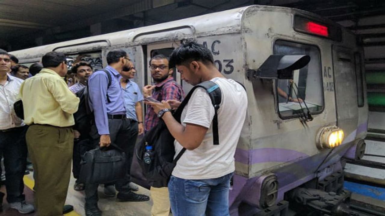 পাতালরেলে বেরিয়ে এল ধোঁয়া, প্রবল বর্ষণের মাঝেই সাতসকালে মেট্রো বিভ্রাট পাতালরেলে বেরিয়ে এল ধোঁয়া, প্রবল বর্ষণের মাঝেই সাতসকালে মেট্রো বিভ্রাট