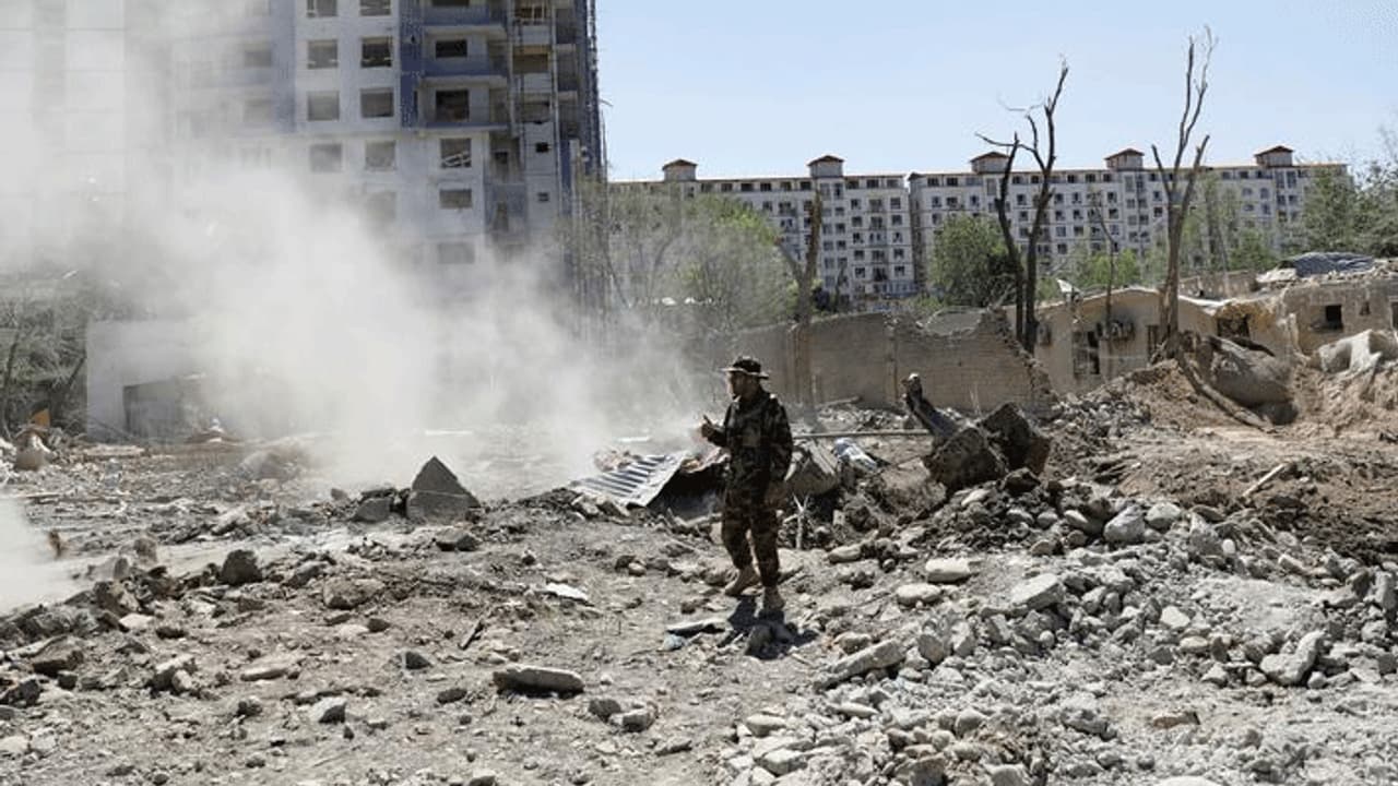 தலிபான்கள் வெடிகுண்டு தாக்குதல்... 40 பேர் உடல் சிதறி உயிரிழப்பு..! தலிபான்கள் வெடிகுண்டு தாக்குதல்... 40 பேர் உடல் சிதறி உயிரிழப்பு..!