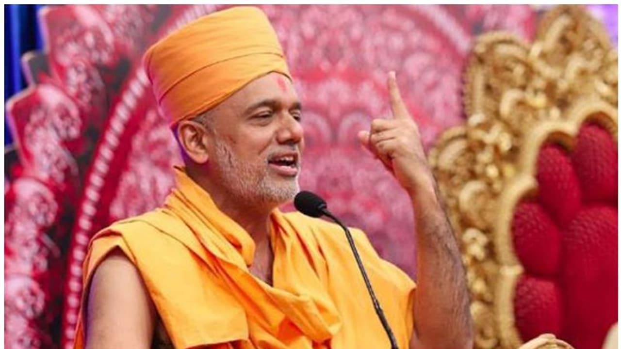 ಹೆಣ್ಮಕ್ಕಳು ಮುಂದೆ ಕುಳಿತಿದ್ದಕ್ಕೆ ಭಾಷಣ ನಿಲ್ಲಿಸಿದ ಗುರು(?)!