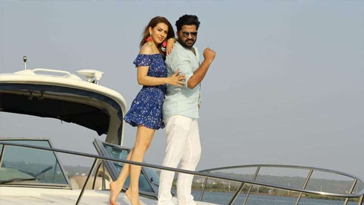 சிம்புவுடன் ஓவர் நெருக்கமாக இருக்கும் ஹன்சிகா... வைரலாகும் "மஹா" போட்டோவால் குஷியான ரசிகர்கள்...!