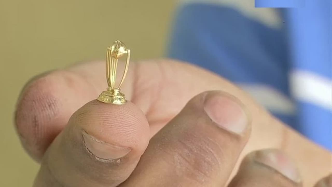 ಬೆಂಗಳೂರು ಚಿನ್ನದ ವ್ಯಾಪಾರಿಯಿಂದ ವಿಶ್ವಕಪ್ ಮಿನಿ ಟ್ರೋಫಿ ! ಬೆಂಗಳೂರು ಚಿನ್ನದ ವ್ಯಾಪಾರಿಯಿಂದ ವಿಶ್ವಕಪ್ ಮಿನಿ ಟ್ರೋಫಿ !