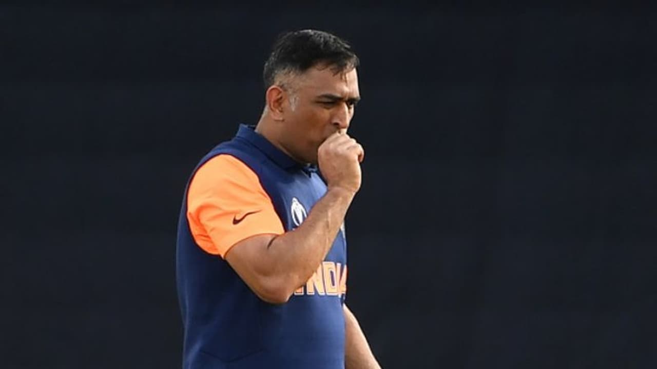 থুতু ফেলছেন ধোনি, পড়ছে রক্ত! ছবি হল ভাইরাল, এটাই কী খারাপ খেলার কারণ থুতু ফেলছেন ধোনি, পড়ছে রক্ত! ছবি হল ভাইরাল, এটাই কী খারাপ খেলার কারণ