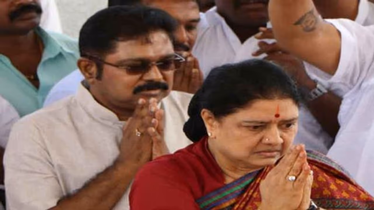 ஜெயலலிதாவுக்கு சசிகலா கும்பல் செய்த சதித்திட்டங்கள்... அடுக்கடுக்காய் கூறி அதிர வைக்கும் அமைச்சர்..! ஜெயலலிதாவுக்கு சசிகலா கும்பல் செய்த சதித்திட்டங்கள்... அடுக்கடுக்காய் கூறி அதிர வைக்கும் அமைச்சர்..!