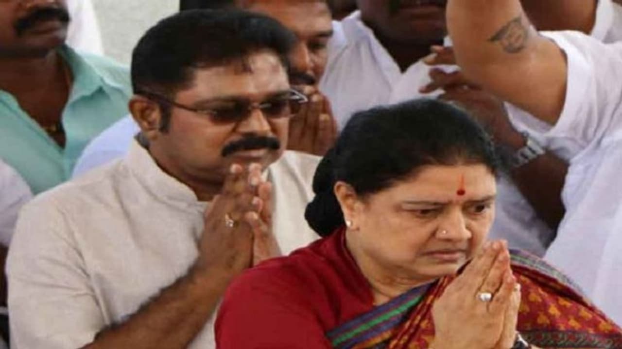 சின்னம்மா சசிகலா இனி பத்து பைசா கூட தினகரனுக்கு கொடுக்க மாட்டார்! அப்புறம் செலவுக்கு அவரு சிங்கிதான் அடிக்கணும்: ச்சும்மா கிழி கிழின்னு கிழித்த புகழேந்தி.