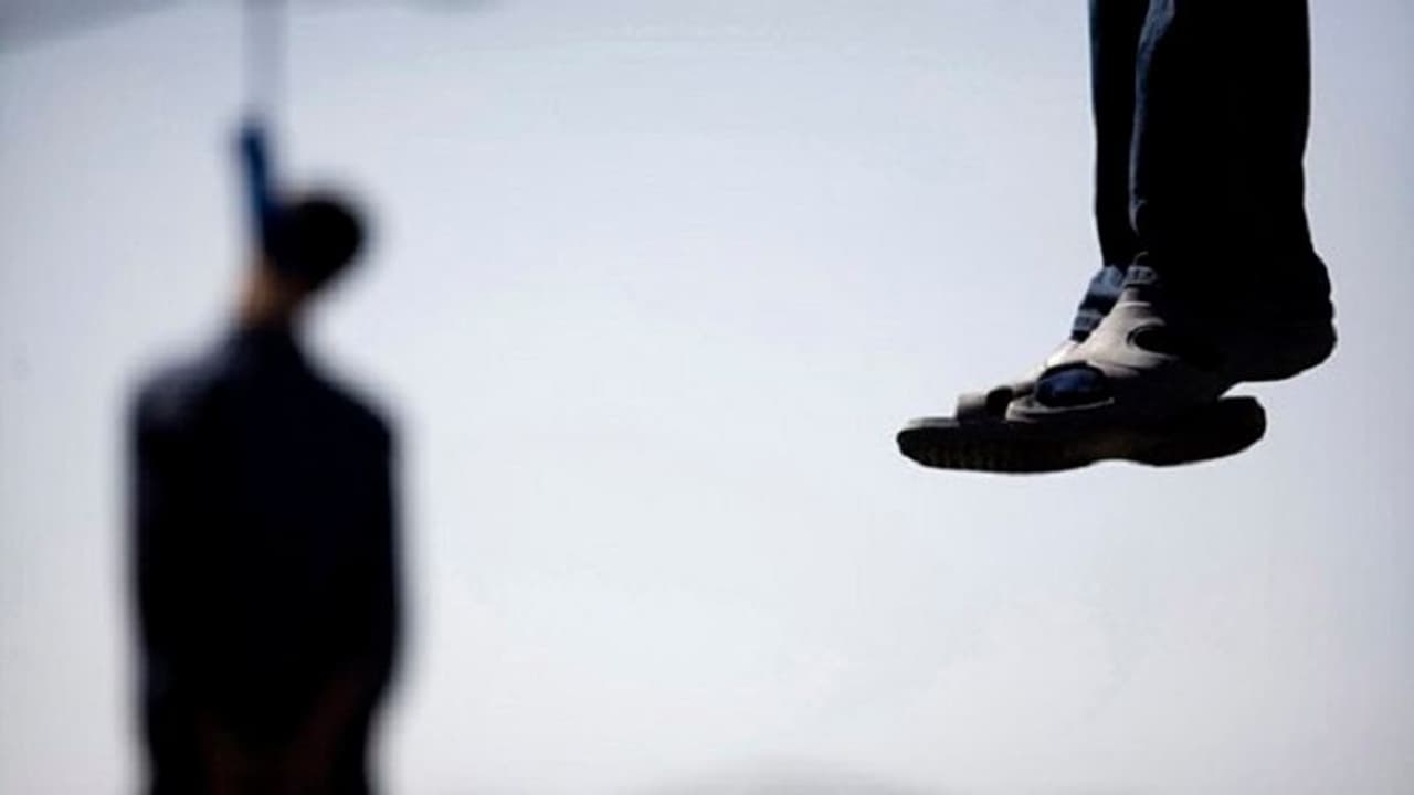 வீட்டுக்குள் உல்லாசமாக இருந்தபோது வெளிபுறமாக பூட்டிய அக்கம் பக்கத்தினர் … அவமானத்தால் தூக்குப் போட்டுக் கொண்ட கள்ளக் காதல் ஜோடி!! வீட்டுக்குள் உல்லாசமாக இருந்தபோது வெளிபுறமாக பூட்டிய அக்கம் பக்கத்தினர் … அவமானத்தால் தூக்குப் போட்டுக் கொண்ட கள்ளக் காதல் ஜோடி!!